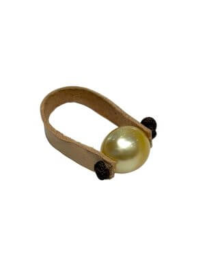 Ring with a single 9 mm golden pearl on a rolled leather band.