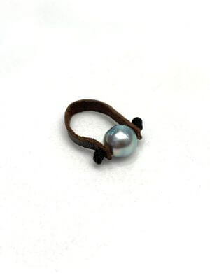 Ring featuring a 9.5 mm Tahitian pearl set on a rolled leather band.