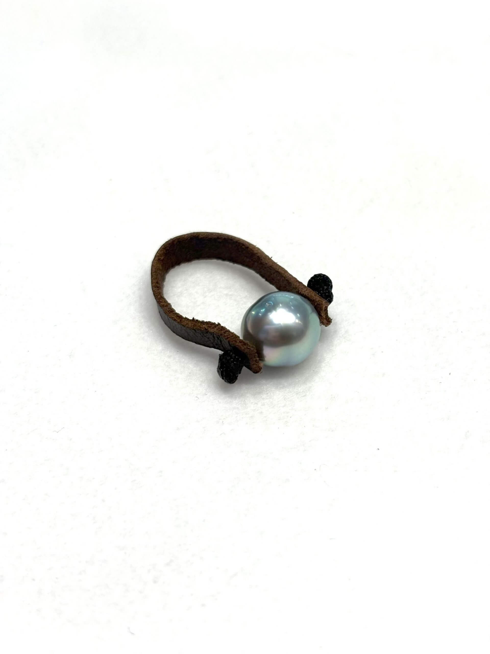 Ring featuring a 9.5 mm Tahitian pearl set on a rolled leather band.