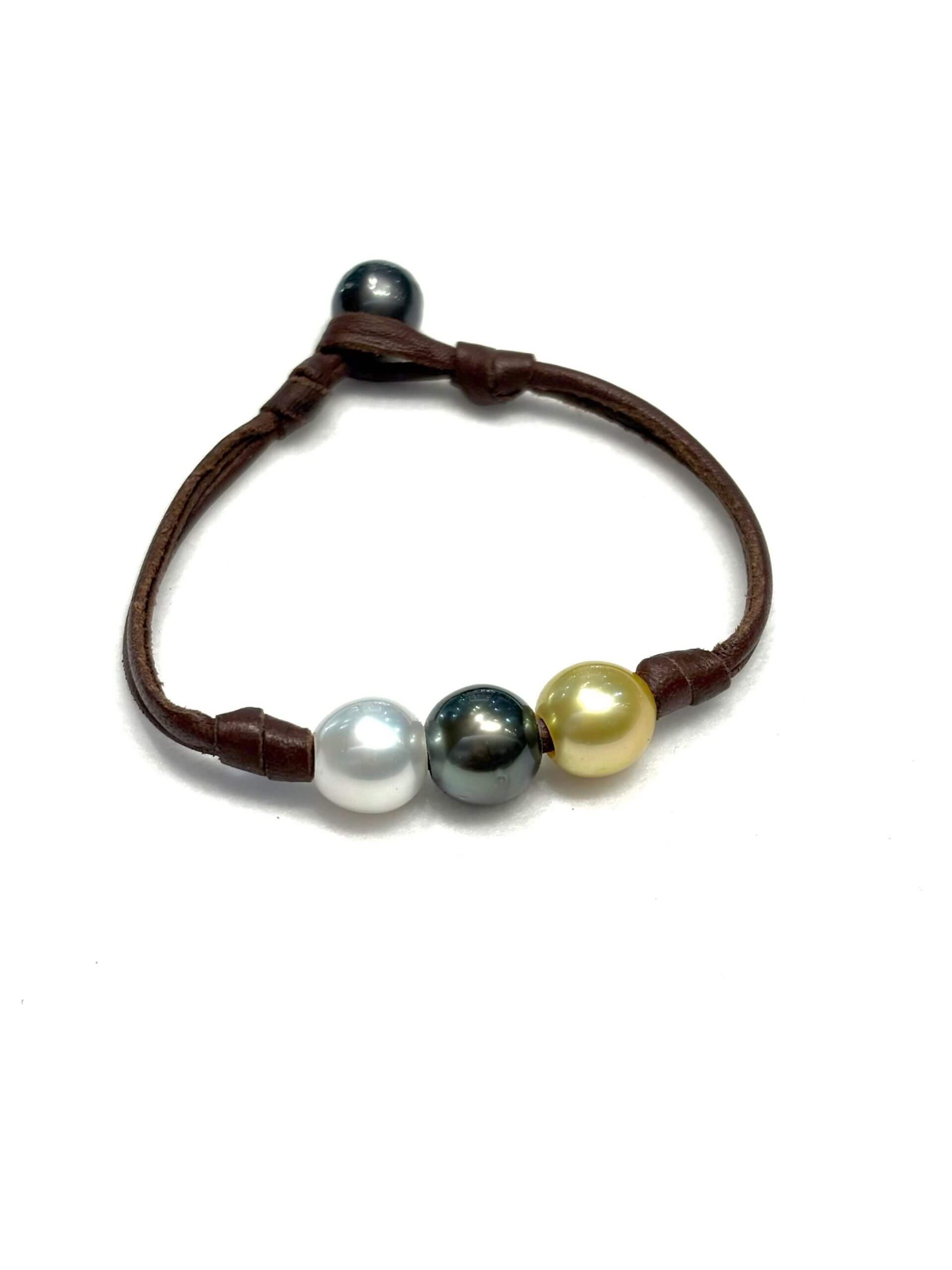 Bracelet with three colors of pearls (≈9.5 mm each) mounted on hand-rolled leather.