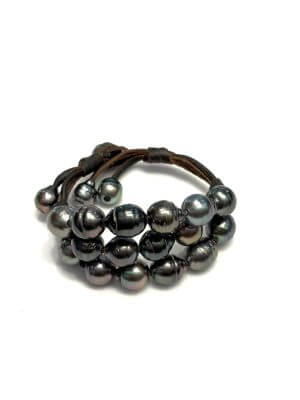 Three-row bracelet with 20 baroque Tahitian pearls on hand-rolled leather, adjustable pearl clasp.