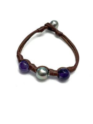 Leather bracelet with Tahitian pearls and 10 mm amethyst, knotted design on rolled leather.