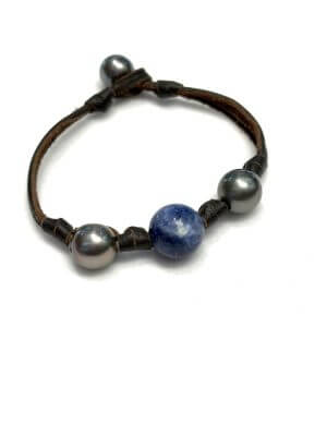 Bracelet with a Tahitian pearl and lapis lazuli stone, set on hand-rolled leather.