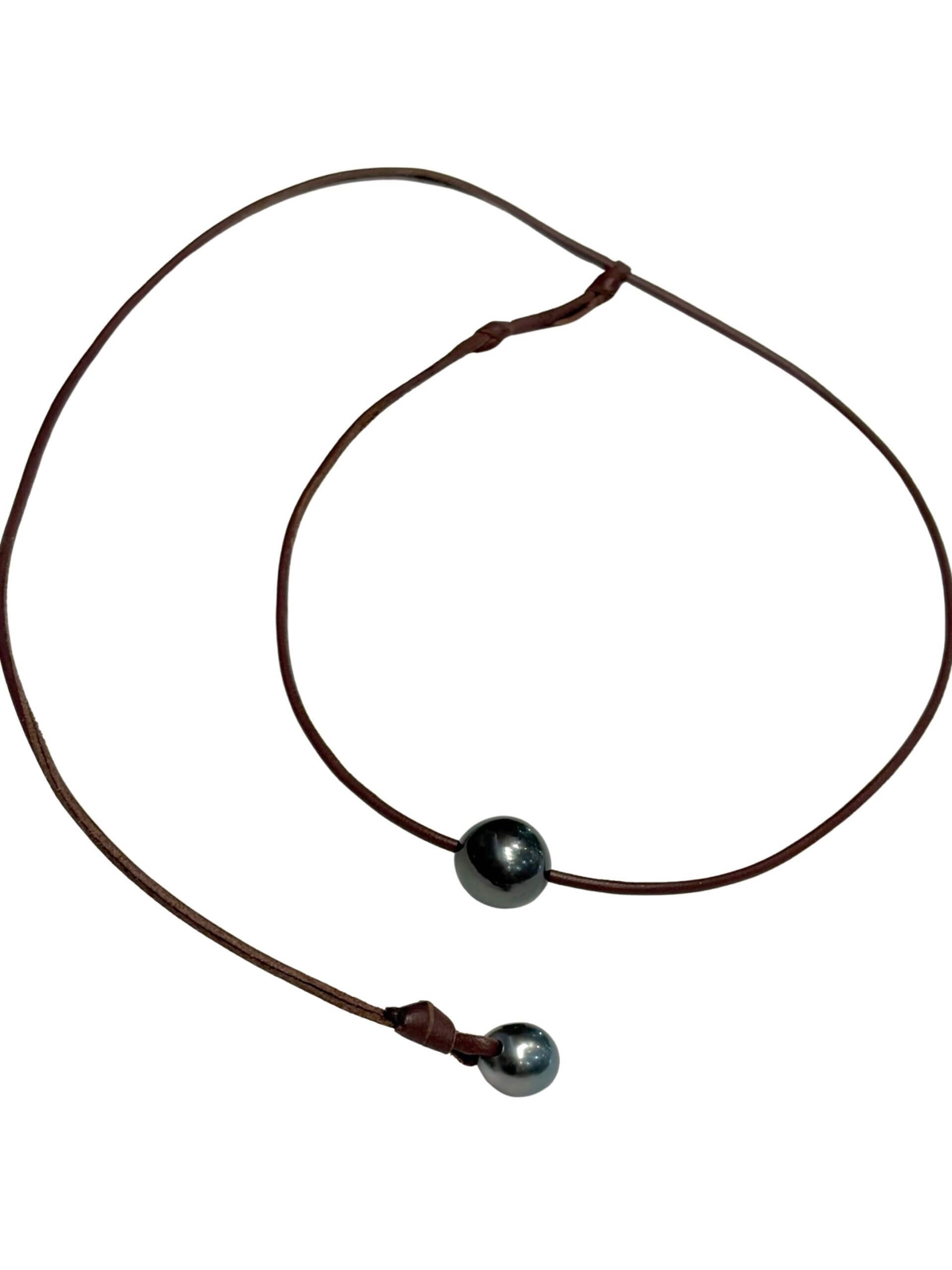 Choker necklace with 13mm round Tahitian pearl and adjustable sliding pearl on hand-rolled kangaroo leather.