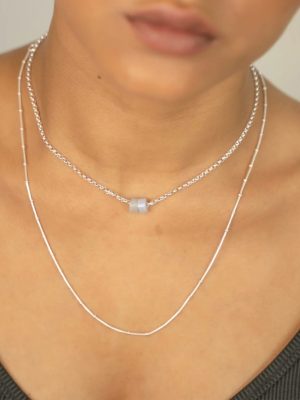 „Timeless 925 sterling silver necklace, 48 cm length, adjustable to 46 cm and 44 cm, with two crystal donut pendants in aquamarine and chalcedony; handcrafted from recycled materials, symbolizing calm, courage, openness, and emotional balance.“